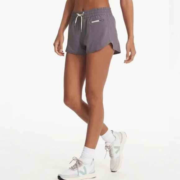 Women’s xsmall gray Vuori clementine 2.5” shorts - Picture 2 of 6